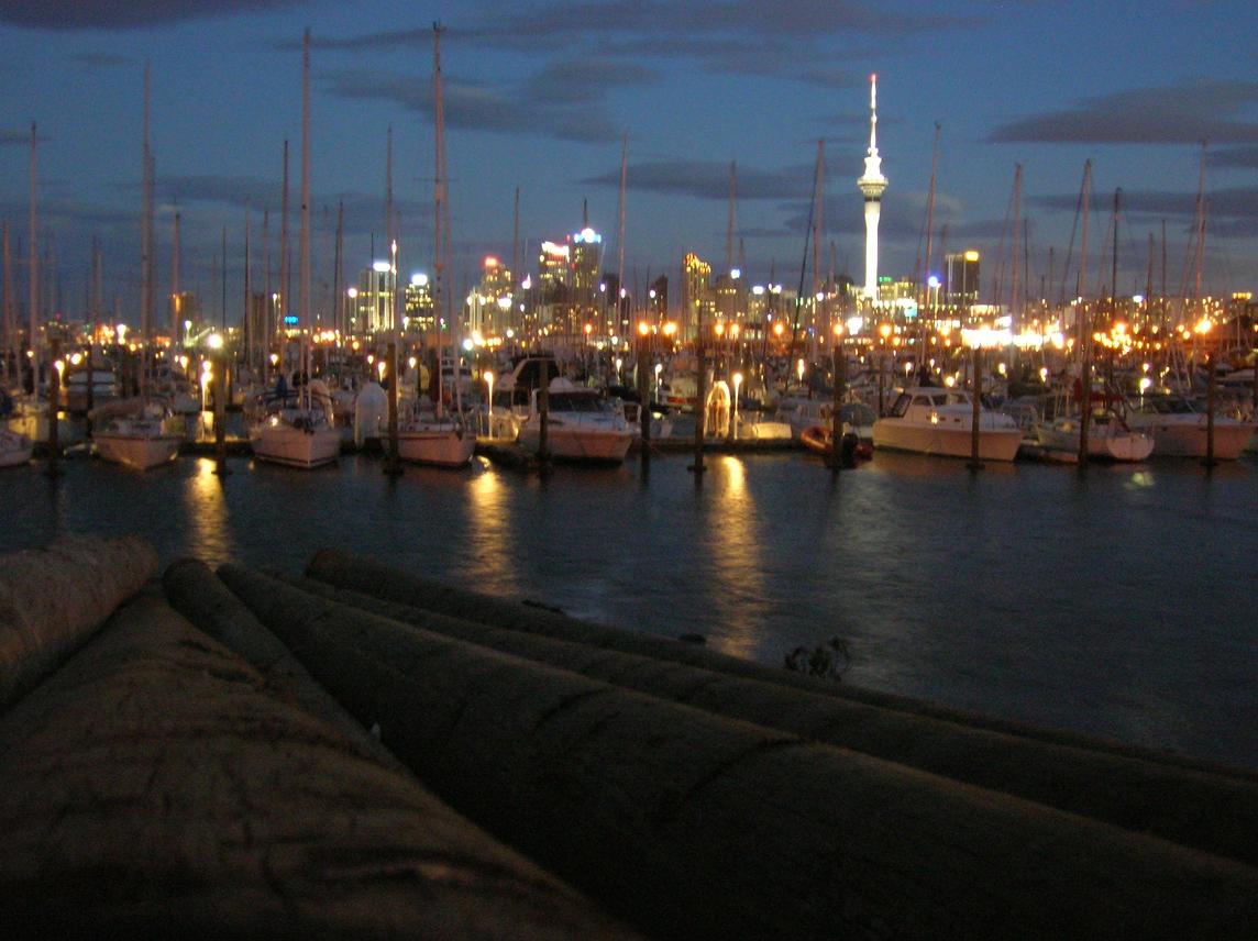 Der Hafen bei Nacht nahe der Harbour Bridge